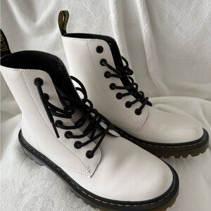 New, never been worn white boots. Comfortable, quality leather.